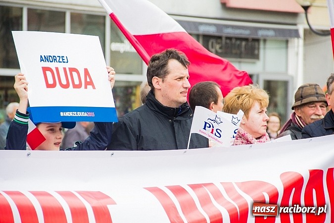 Zdjęcie w galerii na portalu naszraciborz.pl: Posłowie, działacze i sympatycy PiS-u na raciborskim Rynku wiadomości z regionu