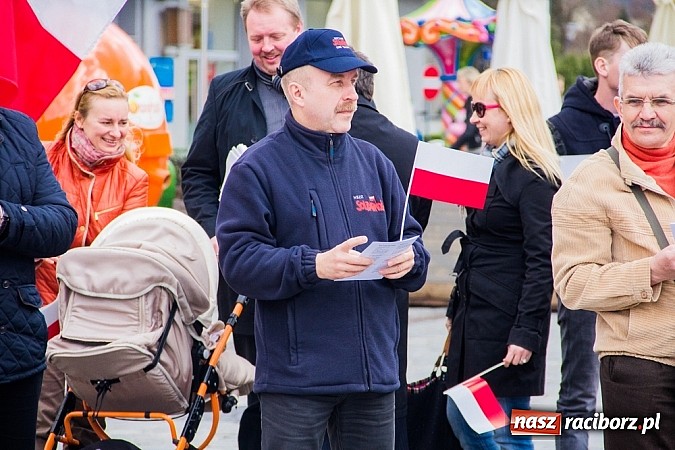 Zdjęcie w galerii na portalu naszraciborz.pl: Posłowie, działacze i sympatycy PiS-u na raciborskim Rynku wiadomości z regionu