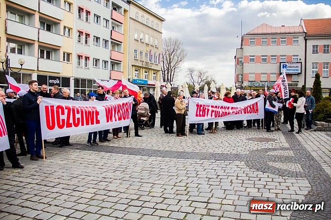 Zdjęcie w galerii na portalu naszraciborz.pl: Posłowie, działacze i sympatycy PiS-u na raciborskim Rynku wiadomości z regionu