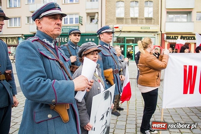 Zdjęcie w galerii na portalu naszraciborz.pl: Posłowie, działacze i sympatycy PiS-u na raciborskim Rynku wiadomości z regionu