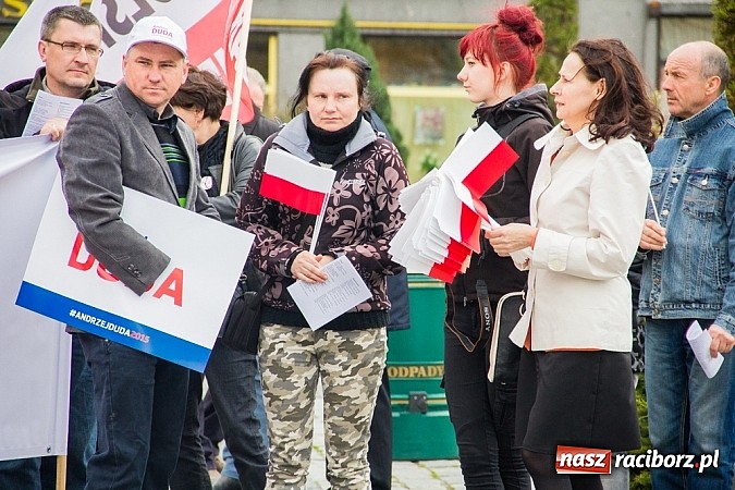 Zdjęcie w galerii na portalu naszraciborz.pl: Posłowie, działacze i sympatycy PiS-u na raciborskim Rynku wiadomości z regionu