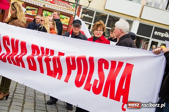 Zdjęcie w galerii na portalu naszraciborz.pl: Posłowie, działacze i sympatycy PiS-u na raciborskim Rynku wiadomości z regionu