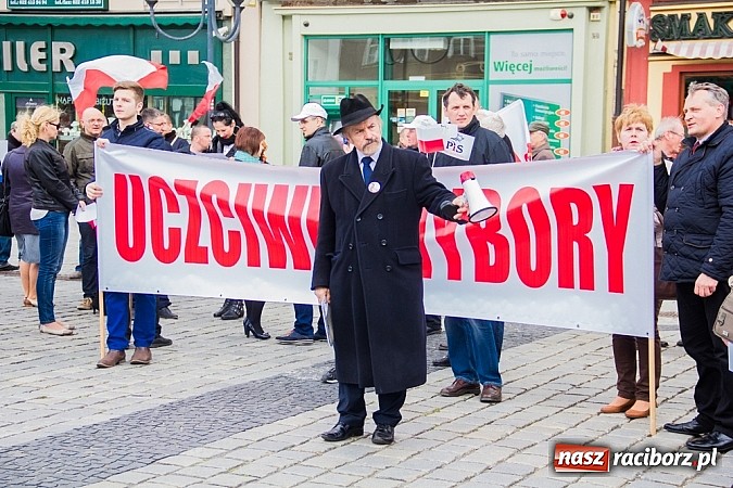Zdjęcie w galerii na portalu naszraciborz.pl: Posłowie, działacze i sympatycy PiS-u na raciborskim Rynku wiadomości z regionu