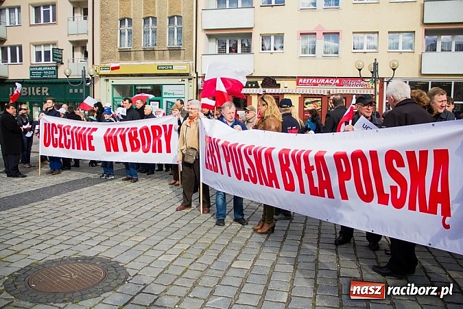 Zdjęcie w galerii na portalu naszraciborz.pl: Posłowie, działacze i sympatycy PiS-u na raciborskim Rynku wiadomości z regionu