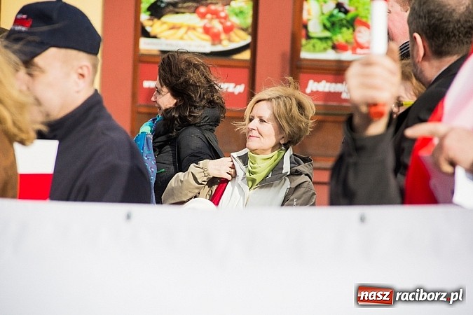Zdjęcie w galerii na portalu naszraciborz.pl: Posłowie, działacze i sympatycy PiS-u na raciborskim Rynku wiadomości z regionu