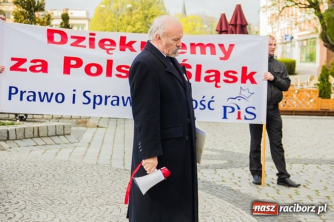 Zdjęcie w galerii na portalu naszraciborz.pl: Posłowie, działacze i sympatycy PiS-u na raciborskim Rynku wiadomości z regionu