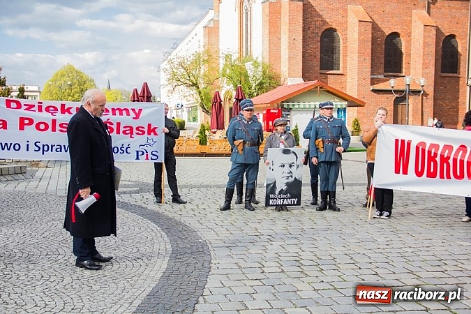 Zdjęcie w galerii na portalu naszraciborz.pl: Posłowie, działacze i sympatycy PiS-u na raciborskim Rynku wiadomości z regionu