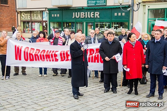 Zdjęcie w galerii na portalu naszraciborz.pl: Posłowie, działacze i sympatycy PiS-u na raciborskim Rynku wiadomości z regionu