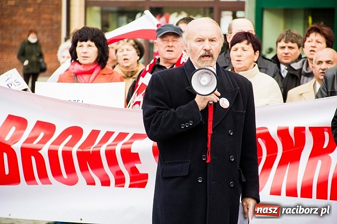 Zdjęcie w galerii na portalu naszraciborz.pl: Posłowie, działacze i sympatycy PiS-u na raciborskim Rynku wiadomości z regionu