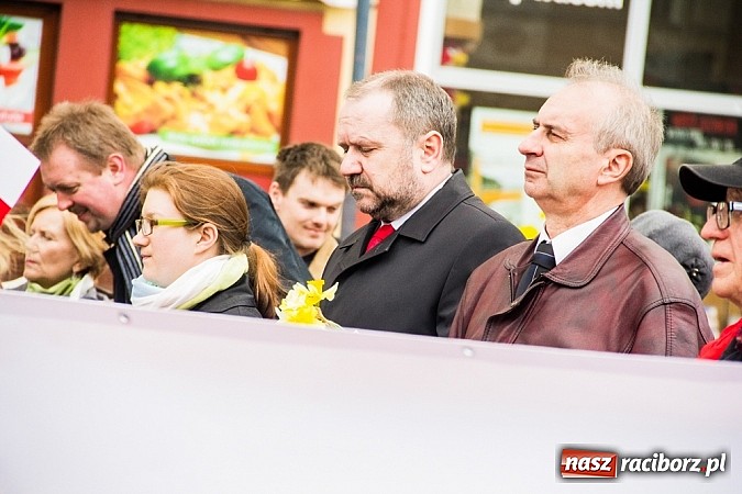 Zdjęcie w galerii na portalu naszraciborz.pl: Posłowie, działacze i sympatycy PiS-u na raciborskim Rynku wiadomości z regionu