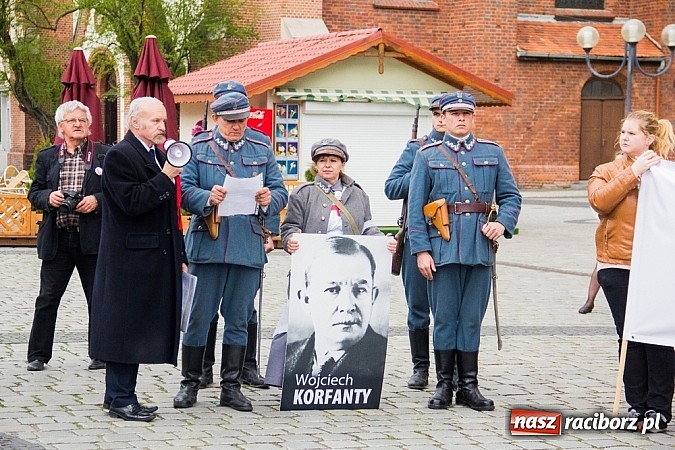 Zdjęcie w galerii na portalu naszraciborz.pl: Posłowie, działacze i sympatycy PiS-u na raciborskim Rynku wiadomości z regionu