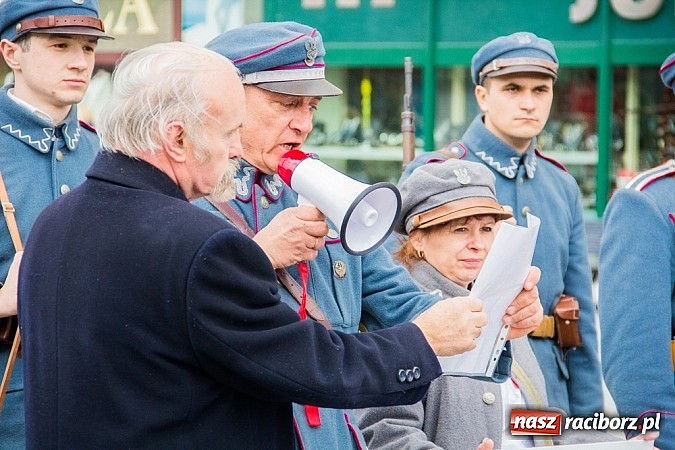 Zdjęcie w galerii na portalu naszraciborz.pl: Posłowie, działacze i sympatycy PiS-u na raciborskim Rynku wiadomości z regionu
