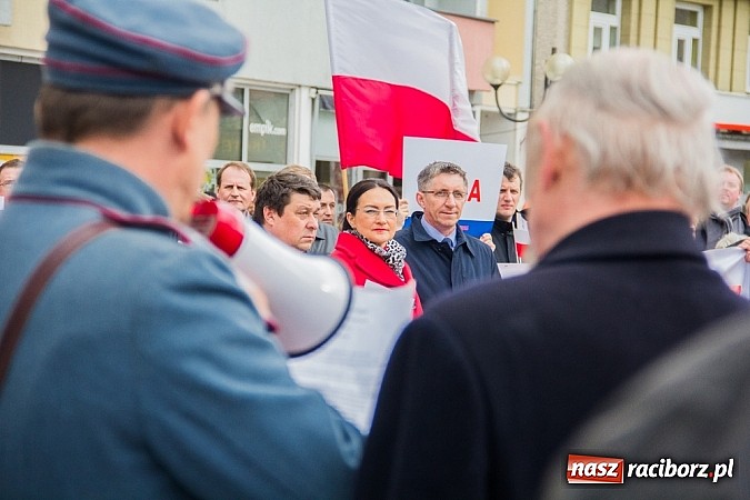 Zdjęcie w galerii na portalu naszraciborz.pl: Posłowie, działacze i sympatycy PiS-u na raciborskim Rynku wiadomości z regionu