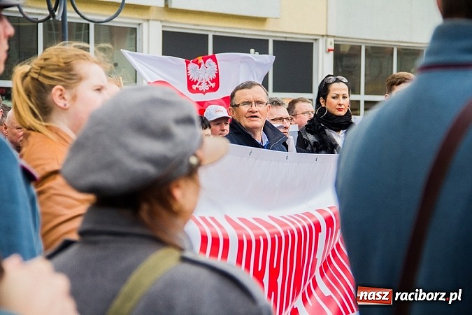 Zdjęcie w galerii na portalu naszraciborz.pl: Posłowie, działacze i sympatycy PiS-u na raciborskim Rynku wiadomości z regionu
