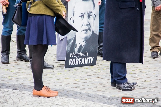 Zdjęcie w galerii na portalu naszraciborz.pl: Posłowie, działacze i sympatycy PiS-u na raciborskim Rynku wiadomości z regionu