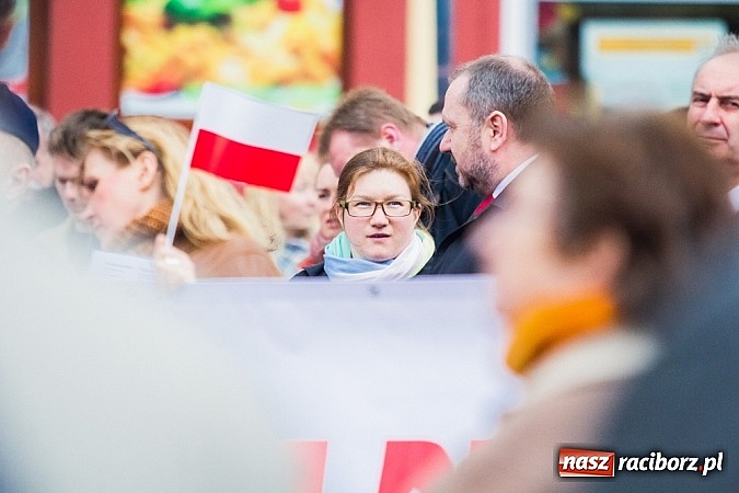 Zdjęcie w galerii na portalu naszraciborz.pl: Posłowie, działacze i sympatycy PiS-u na raciborskim Rynku wiadomości z regionu