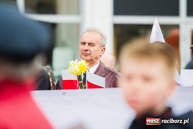 Zdjęcie w galerii na portalu naszraciborz.pl: Posłowie, działacze i sympatycy PiS-u na raciborskim Rynku wiadomości z regionu