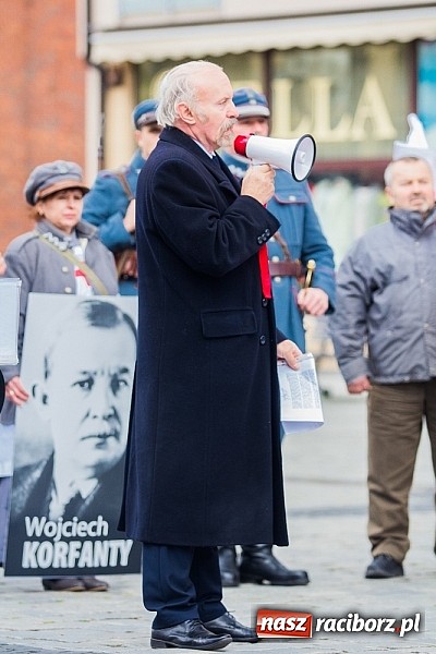 Zdjęcie w galerii na portalu naszraciborz.pl: Posłowie, działacze i sympatycy PiS-u na raciborskim Rynku wiadomości z regionu