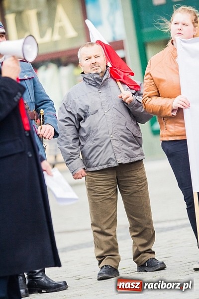 Zdjęcie w galerii na portalu naszraciborz.pl: Posłowie, działacze i sympatycy PiS-u na raciborskim Rynku wiadomości z regionu