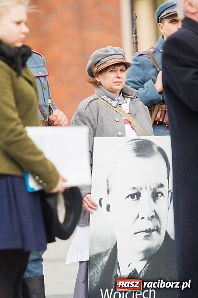 Zdjęcie w galerii na portalu naszraciborz.pl: Posłowie, działacze i sympatycy PiS-u na raciborskim Rynku wiadomości z regionu