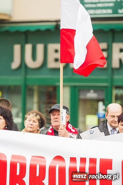 Zdjęcie w galerii na portalu naszraciborz.pl: Posłowie, działacze i sympatycy PiS-u na raciborskim Rynku wiadomości z regionu