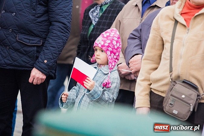 Zdjęcie w galerii na portalu naszraciborz.pl: Posłowie, działacze i sympatycy PiS-u na raciborskim Rynku wiadomości z regionu