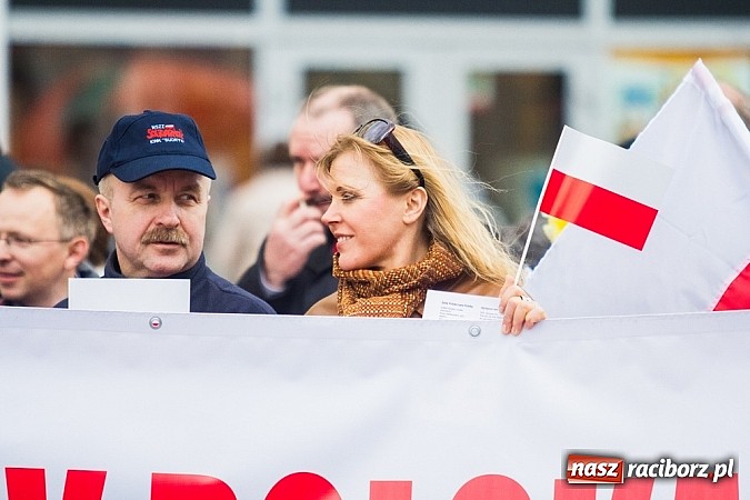 Zdjęcie w galerii na portalu naszraciborz.pl: Posłowie, działacze i sympatycy PiS-u na raciborskim Rynku wiadomości z regionu