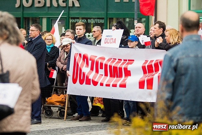 Zdjęcie w galerii na portalu naszraciborz.pl: Posłowie, działacze i sympatycy PiS-u na raciborskim Rynku wiadomości z regionu