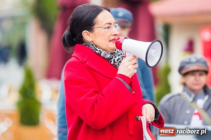 Zdjęcie w galerii na portalu naszraciborz.pl: Posłowie, działacze i sympatycy PiS-u na raciborskim Rynku wiadomości z regionu