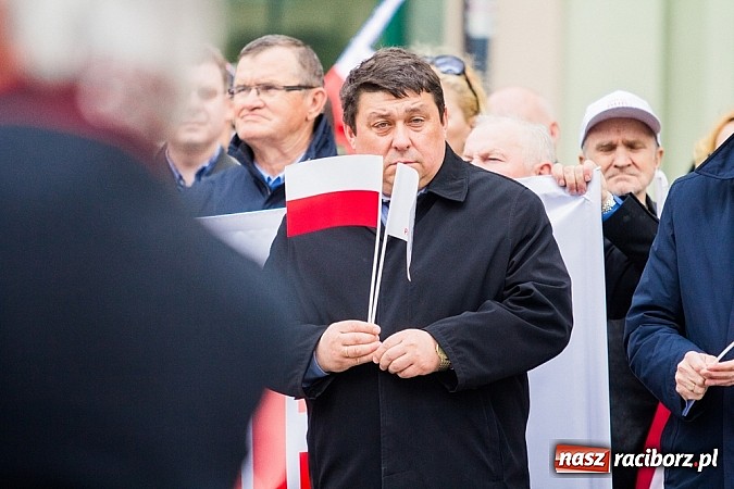 Zdjęcie w galerii na portalu naszraciborz.pl: Posłowie, działacze i sympatycy PiS-u na raciborskim Rynku wiadomości z regionu