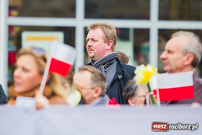 Zdjęcie w galerii na portalu naszraciborz.pl: Posłowie, działacze i sympatycy PiS-u na raciborskim Rynku wiadomości z regionu