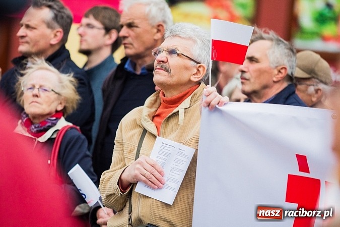 Zdjęcie w galerii na portalu naszraciborz.pl: Posłowie, działacze i sympatycy PiS-u na raciborskim Rynku wiadomości z regionu