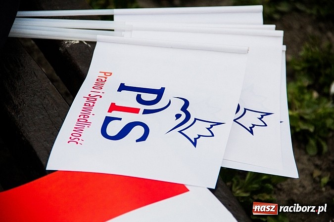 Zdjęcie w galerii na portalu naszraciborz.pl: Posłowie, działacze i sympatycy PiS-u na raciborskim Rynku wiadomości z regionu