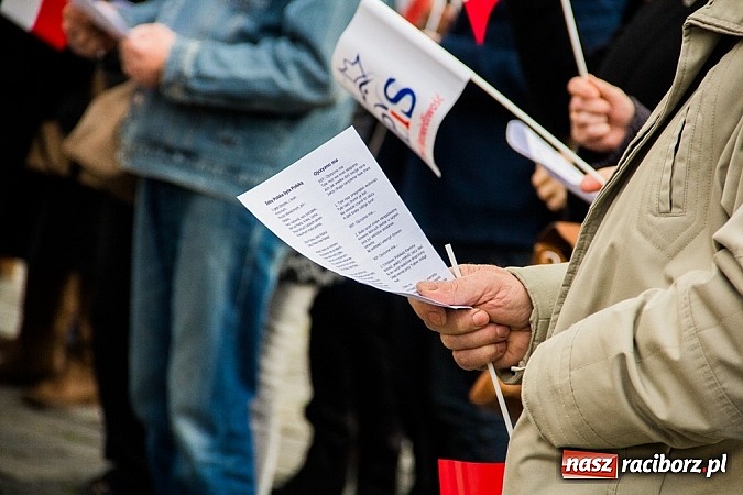 Zdjęcie w galerii na portalu naszraciborz.pl: Posłowie, działacze i sympatycy PiS-u na raciborskim Rynku wiadomości z regionu