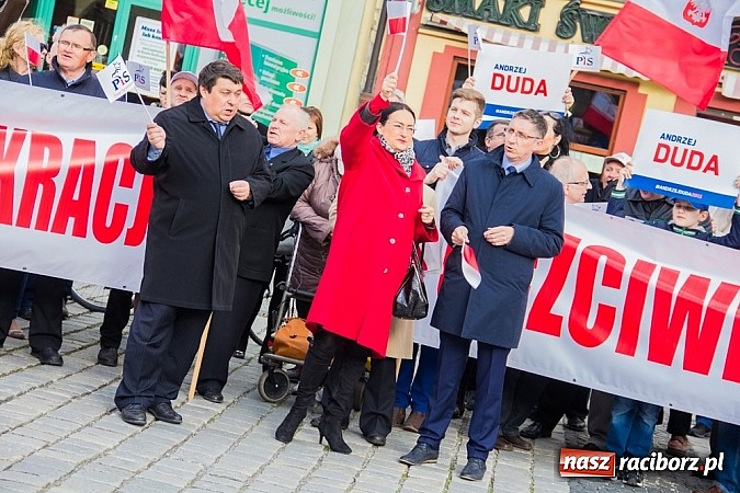 Zdjęcie w galerii na portalu naszraciborz.pl: Posłowie, działacze i sympatycy PiS-u na raciborskim Rynku wiadomości z regionu