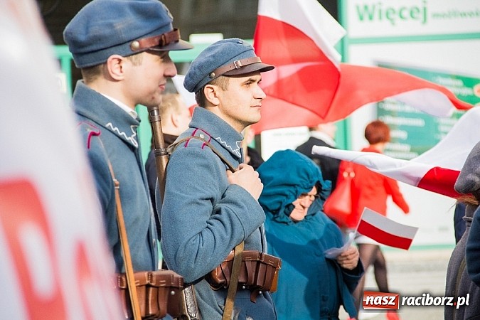 Zdjęcie w galerii na portalu naszraciborz.pl: Posłowie, działacze i sympatycy PiS-u na raciborskim Rynku wiadomości z regionu