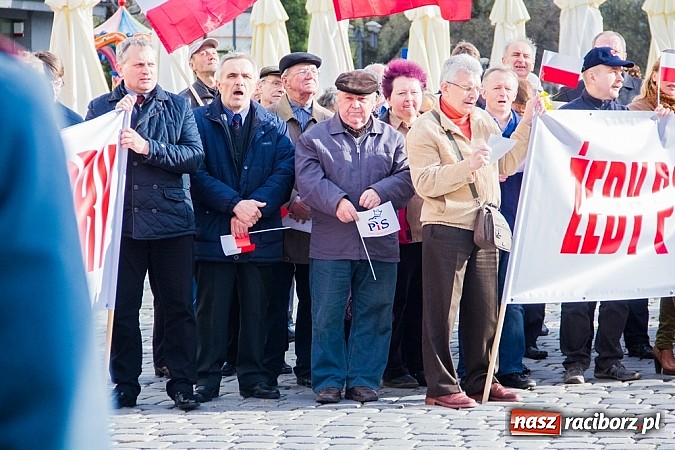 Zdjęcie w galerii na portalu naszraciborz.pl: Posłowie, działacze i sympatycy PiS-u na raciborskim Rynku wiadomości z regionu