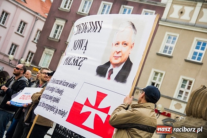 Zdjęcie w galerii na portalu naszraciborz.pl: Posłowie, działacze i sympatycy PiS-u na raciborskim Rynku wiadomości z regionu