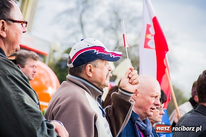 Zdjęcie w galerii na portalu naszraciborz.pl: Posłowie, działacze i sympatycy PiS-u na raciborskim Rynku wiadomości z regionu