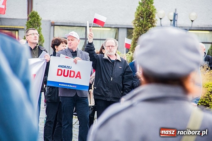 Zdjęcie w galerii na portalu naszraciborz.pl: Posłowie, działacze i sympatycy PiS-u na raciborskim Rynku wiadomości z regionu