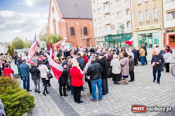 Zdjęcie w galerii na portalu naszraciborz.pl: Posłowie, działacze i sympatycy PiS-u na raciborskim Rynku wiadomości z regionu