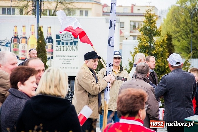 Zdjęcie w galerii na portalu naszraciborz.pl: Posłowie, działacze i sympatycy PiS-u na raciborskim Rynku wiadomości z regionu