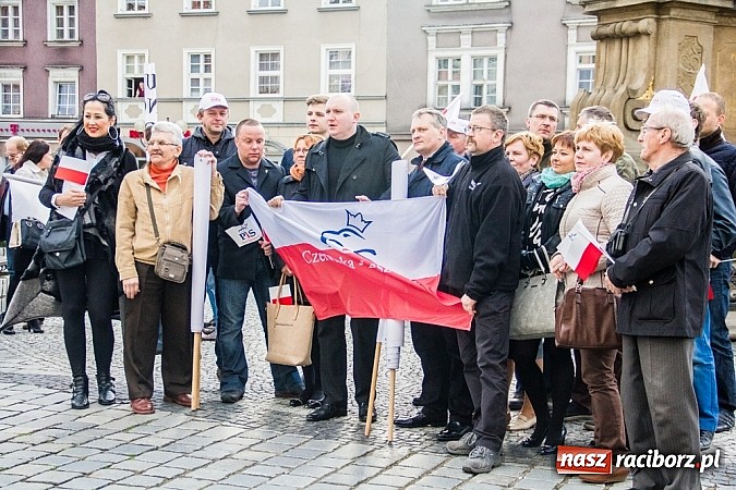 Zdjęcie w galerii na portalu naszraciborz.pl: Posłowie, działacze i sympatycy PiS-u na raciborskim Rynku wiadomości z regionu