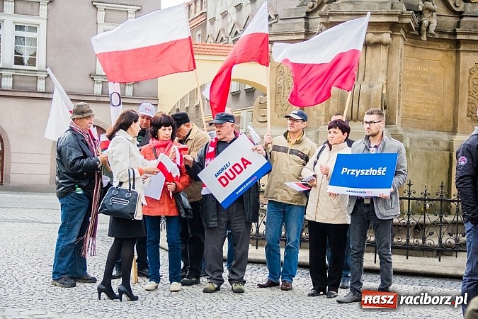 Zdjęcie w galerii na portalu naszraciborz.pl: Posłowie, działacze i sympatycy PiS-u na raciborskim Rynku wiadomości z regionu