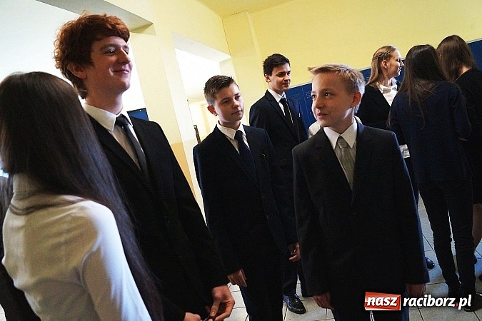 Zdjęcie w galerii na portalu naszraciborz.pl: Stres jest, ale mobilizujący, czyli pierwszy dzień egzaminu gimnazjalnego w Nędzy  wiadomości z regionu