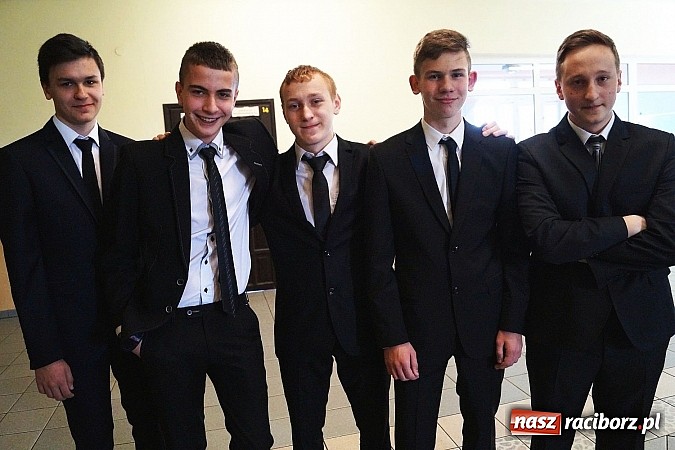 Zdjęcie w galerii na portalu naszraciborz.pl: Stres jest, ale mobilizujący, czyli pierwszy dzień egzaminu gimnazjalnego w Nędzy  wiadomości z regionu