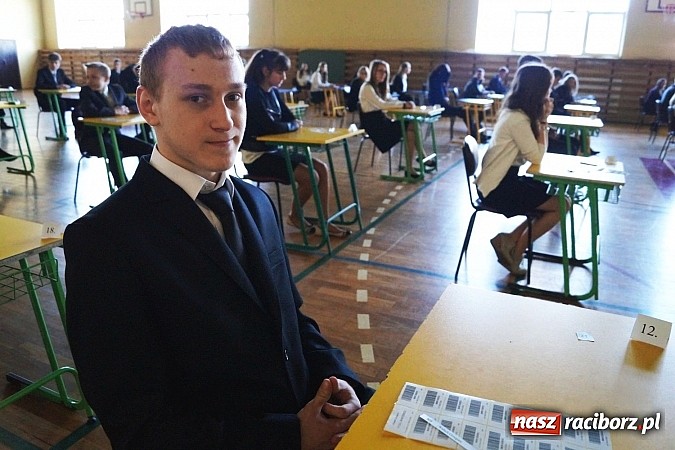Zdjęcie w galerii na portalu naszraciborz.pl: Stres jest, ale mobilizujący, czyli pierwszy dzień egzaminu gimnazjalnego w Nędzy  wiadomości z regionu