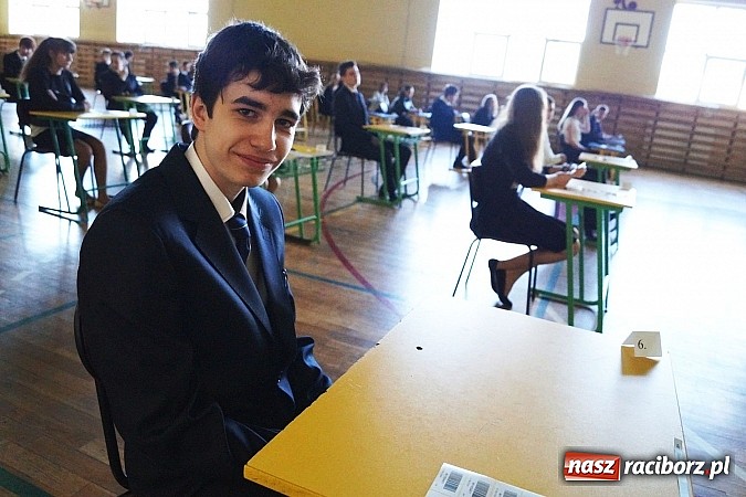 Zdjęcie w galerii na portalu naszraciborz.pl: Stres jest, ale mobilizujący, czyli pierwszy dzień egzaminu gimnazjalnego w Nędzy  wiadomości z regionu