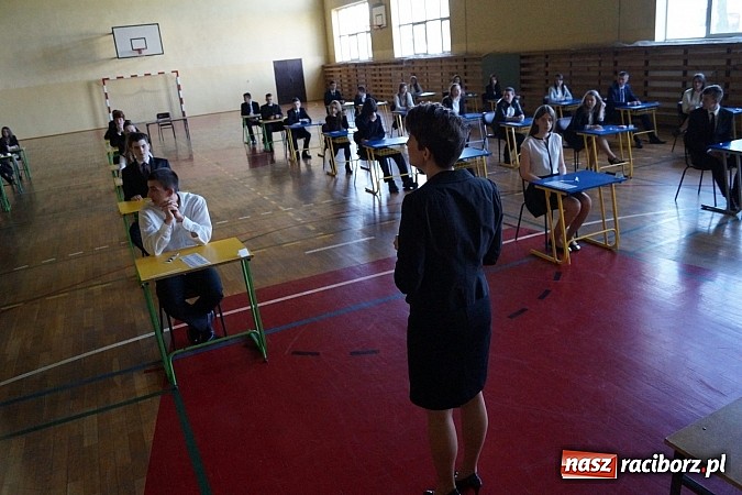 Zdjęcie w galerii na portalu naszraciborz.pl: Stres jest, ale mobilizujący, czyli pierwszy dzień egzaminu gimnazjalnego w Nędzy  wiadomości z regionu