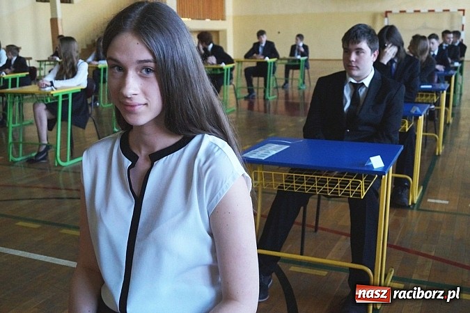 Zdjęcie w galerii na portalu naszraciborz.pl: Stres jest, ale mobilizujący, czyli pierwszy dzień egzaminu gimnazjalnego w Nędzy  wiadomości z regionu
